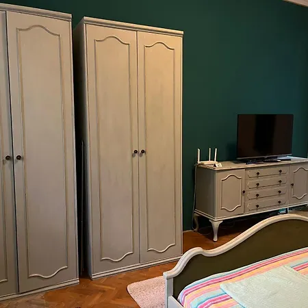 Apartment V *